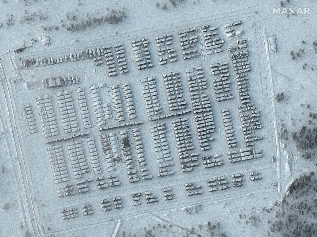 Dieses von Maxar Technologies zur Verfügung gestellte Satellitenbild zeigt den Einsatz von Kampfverbänden auf dem Truppenübungsplatz Pogonovo in Woronesch, Russland, am Mittwoch, 19. Januar 2022. Präsident Joe Biden sagte am Mittwoch, 19. Januar, dass er glaubt, dass Russland in die Ukraine einmarschieren wird und warnte Präsident Wladimir Putin, dass sein Land einen "hohen Preis" in Form von verlorenen Menschenleben und einem möglichen Ausschluss aus dem globalen Bankensystem zahlen würde, wenn es dies tut.+