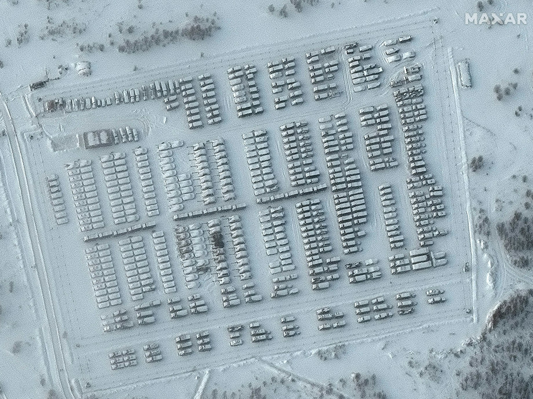 Dieses von Maxar Technologies zur Verfügung gestellte Satellitenbild zeigt den Einsatz von Kampfverbänden auf dem Truppenübungsplatz Pogonovo in Woronesch, Russland, am Mittwoch, 19. Januar 2022. Präsident Joe Biden sagte am Mittwoch, 19. Januar, dass er glaubt, dass Russland in die Ukraine einmarschieren wird und warnte Präsident Wladimir Putin, dass sein Land einen "hohen Preis" in Form von verlorenen Menschenleben und einem möglichen Ausschluss aus dem globalen Bankensystem zahlen würde, wenn es dies tut.+