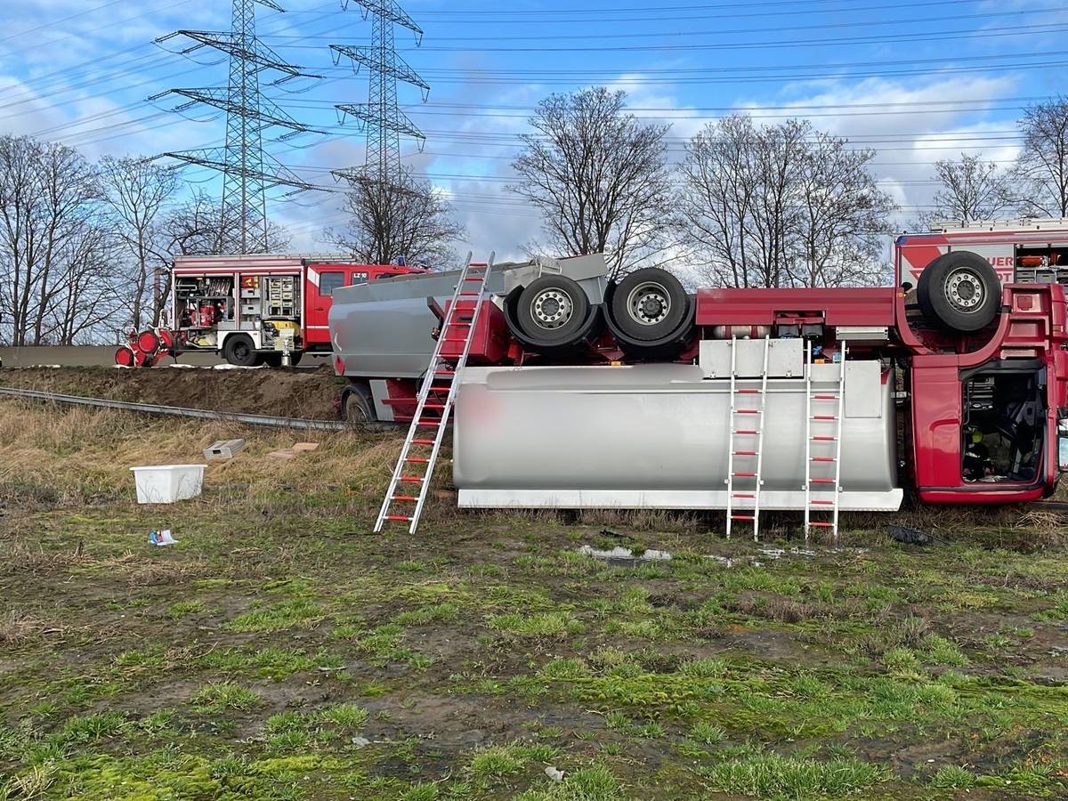 Der von der A57 bei Dormagen geschleuderte Tanklaster liegt auf dem Dach.