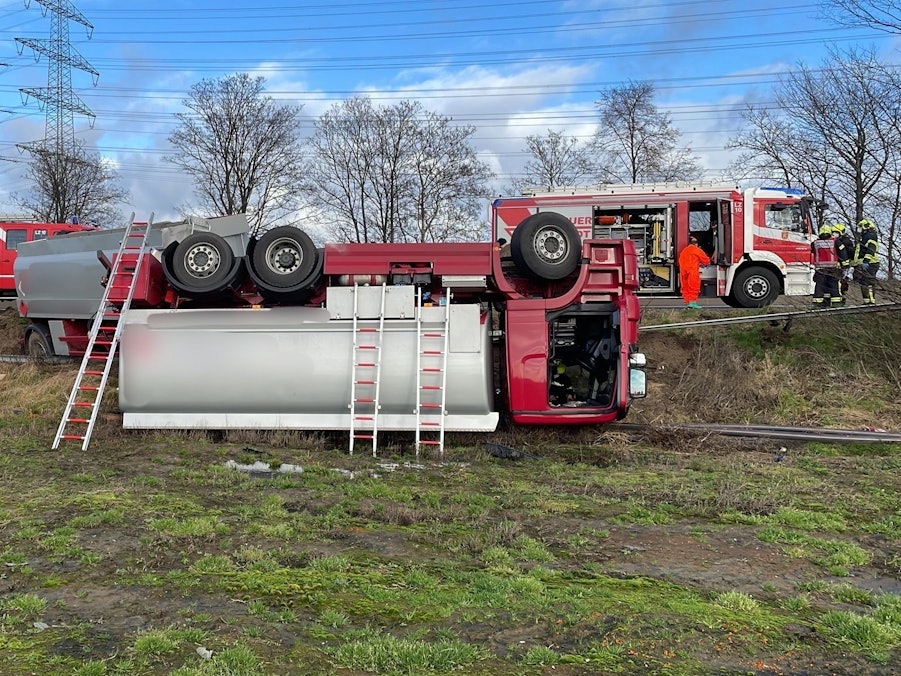 Der von der A57 bei Dormagen geschleuderte Tanklaster liegt auf dem Dach.