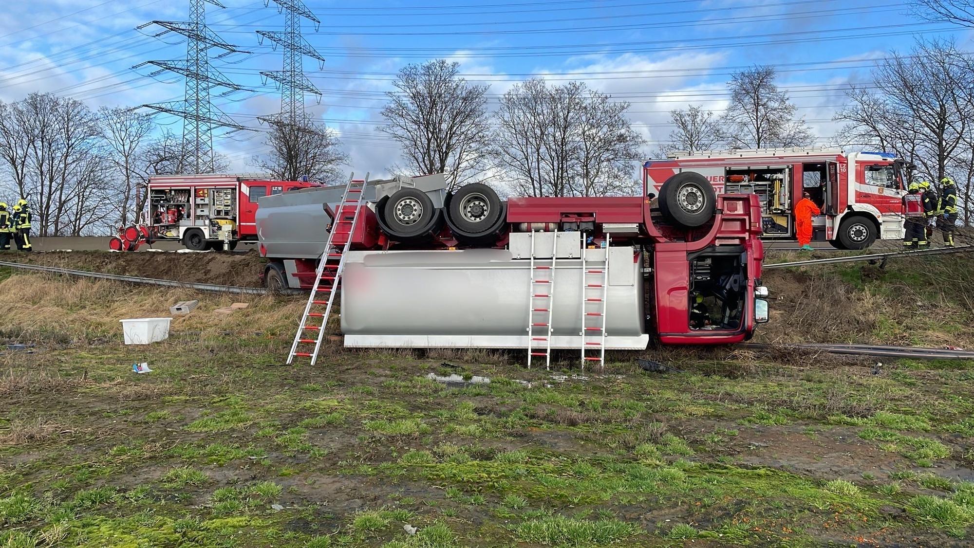 Der von der A57 bei Dormagen geschleuderte Tanklaster liegt auf dem Dach.