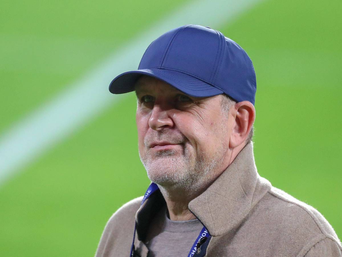 Geschäftsführer Jörg Schmadtke vor einem Champions-League-Spiel des VfL Wolfsburg.