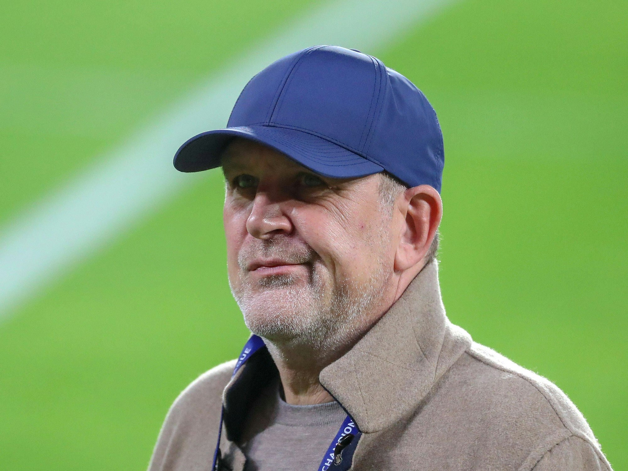 Geschäftsführer Jörg Schmadtke vor einem Champions-League-Spiel des VfL Wolfsburg.