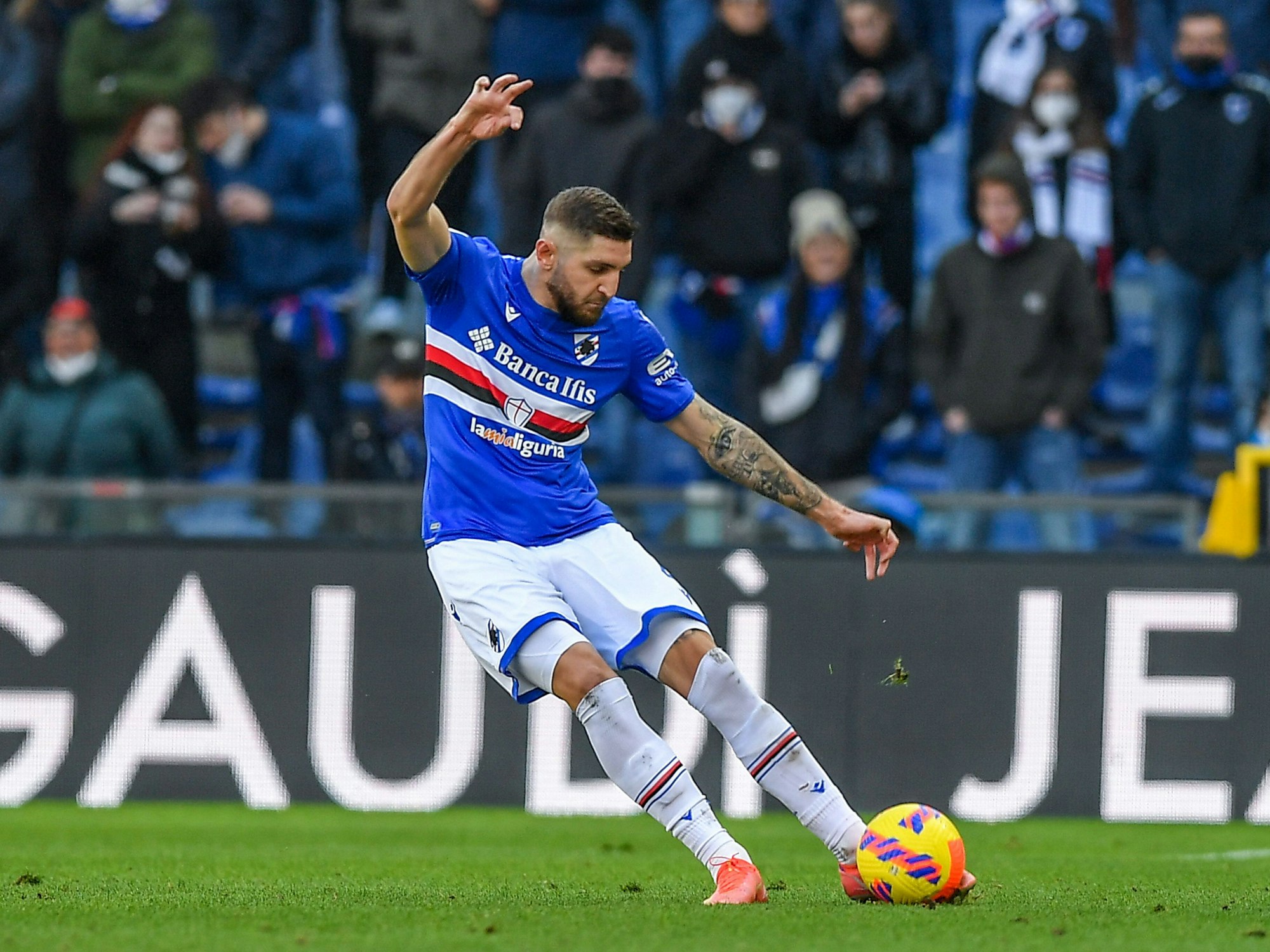 Julian Chabot spielt den Ball