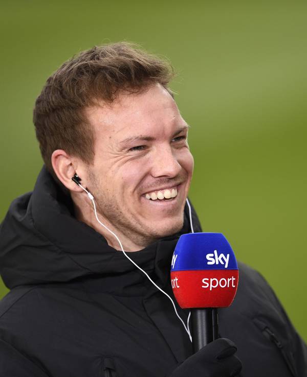 Münchens Trainer Julian Nagelsmann lächelt bei einem Interview mit dem Sender Sky vor der Partie.