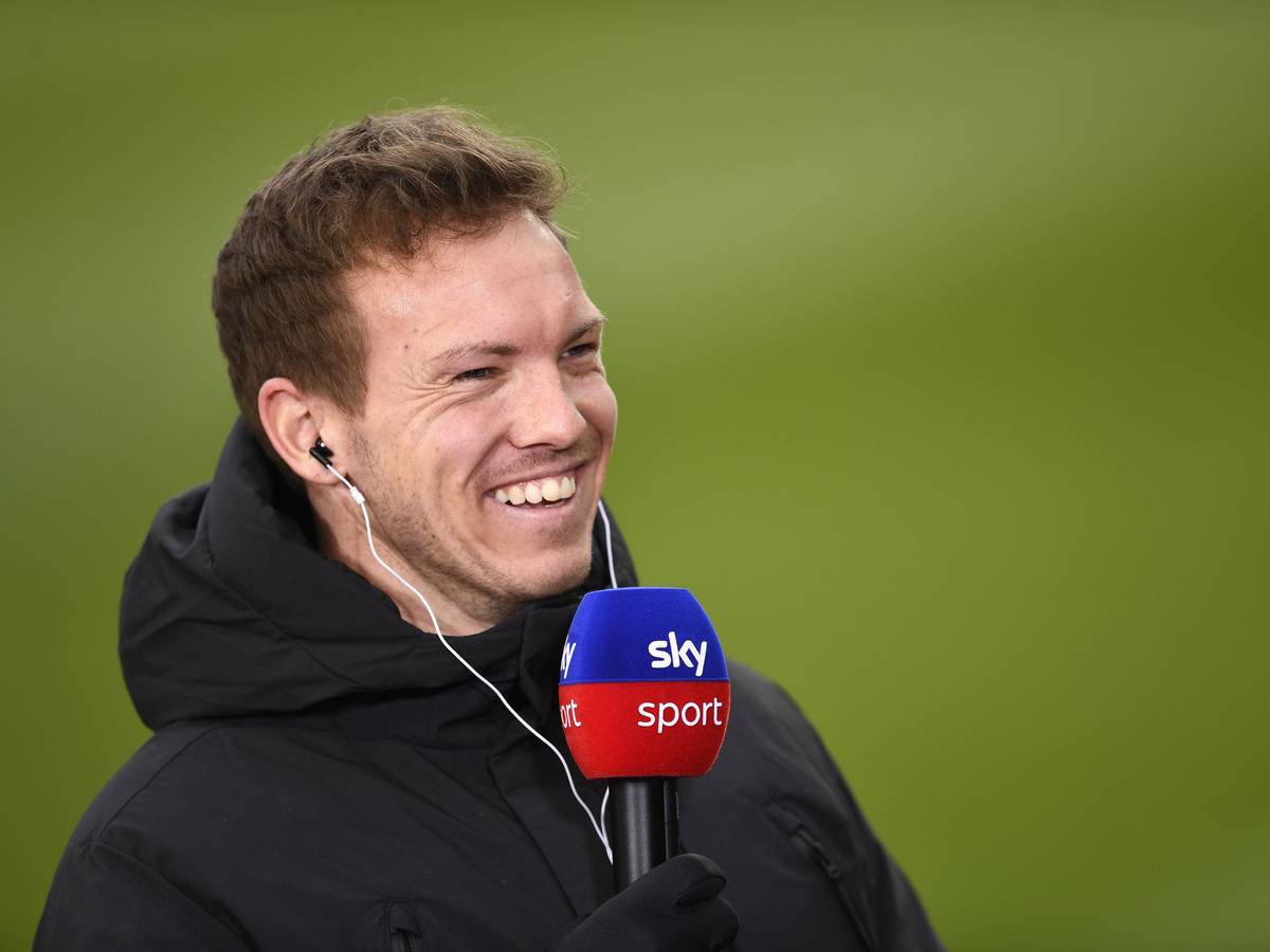 Münchens Trainer Julian Nagelsmann lächelt bei einem Interview mit dem Sender Sky vor der Partie.