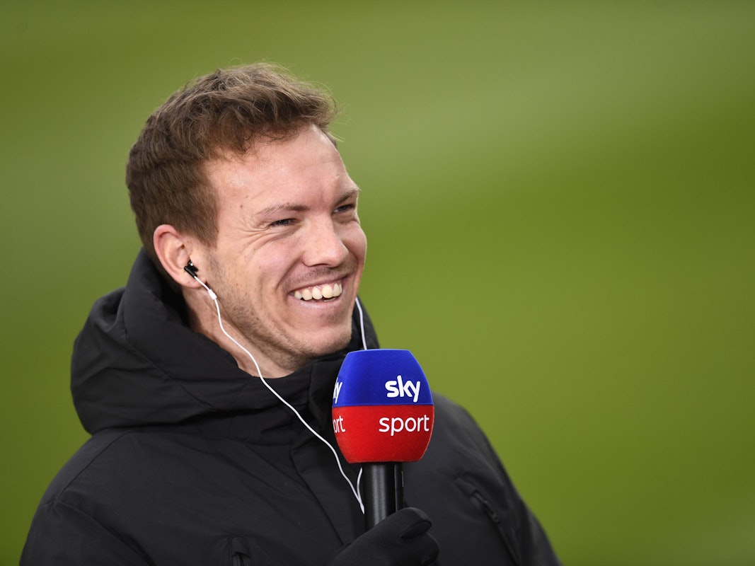 Münchens Trainer Julian Nagelsmann lächelt bei einem Interview mit dem Sender Sky vor der Partie.