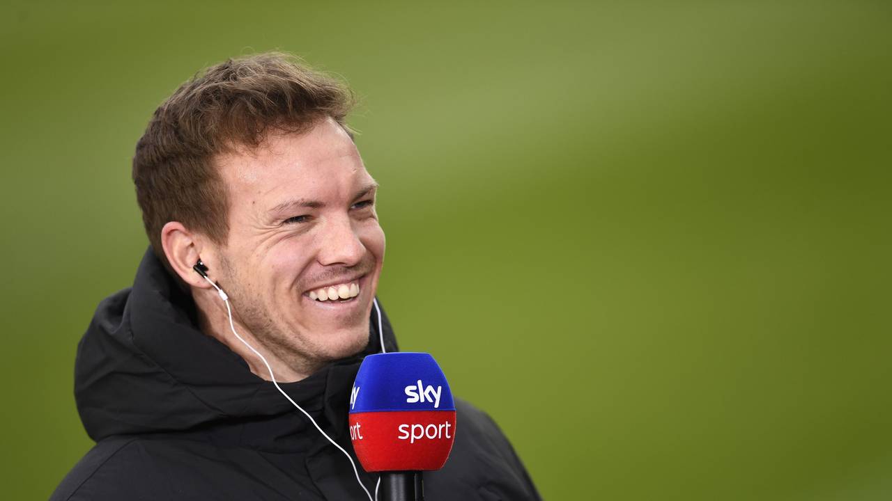 Münchens Trainer Julian Nagelsmann lächelt bei einem Interview mit dem Sender Sky vor der Partie.