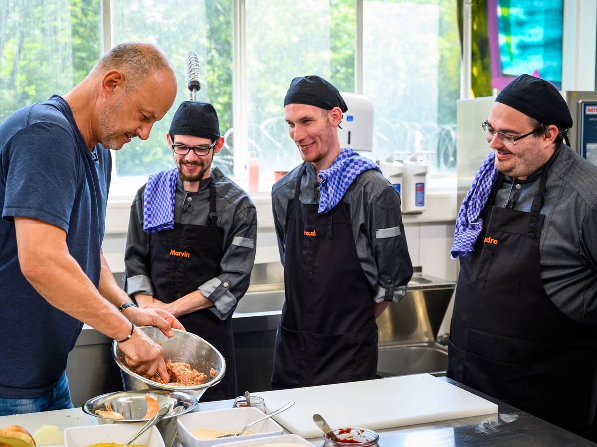 Marvin (Mitte) hat Pascal (rechts) geschlagen. Für Frank Rosin war der Fall klar: Marvin musste die Sendung verlassen!