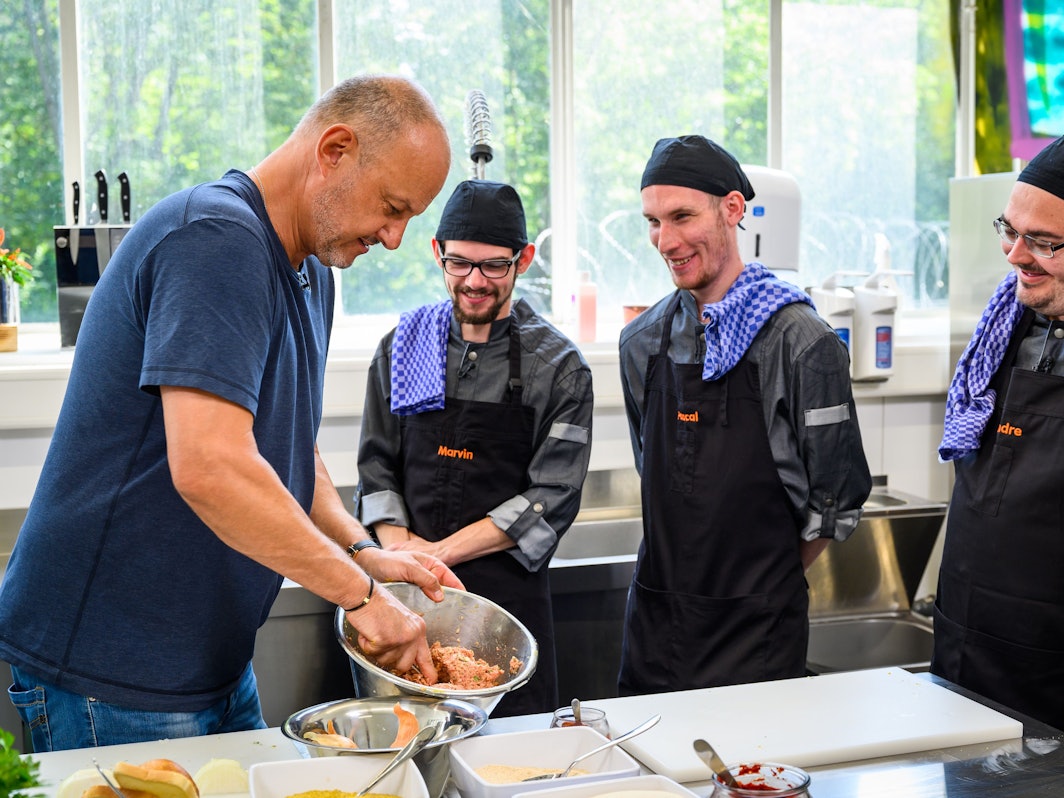 Marvin (Mitte) hat Pascal (rechts) geschlagen. Für Frank Rosin war der Fall klar: Marvin musste die Sendung verlassen!