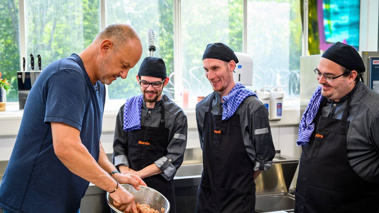 Marvin (Mitte) hat Pascal (rechts) geschlagen. Für Frank Rosin war der Fall klar: Marvin musste die Sendung verlassen!