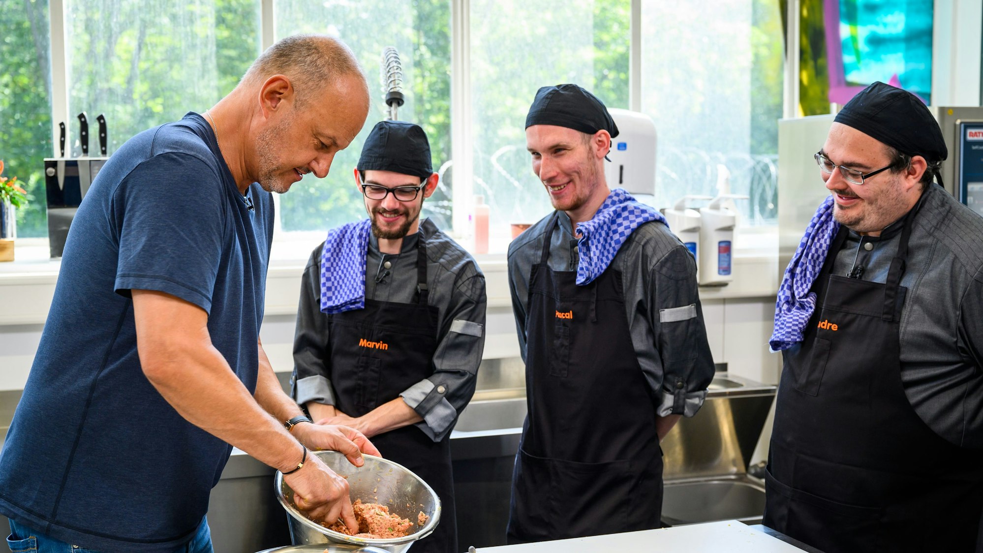 Marvin (Mitte) hat Pascal (rechts) geschlagen. Für Frank Rosin war der Fall klar: Marvin musste die Sendung verlassen!