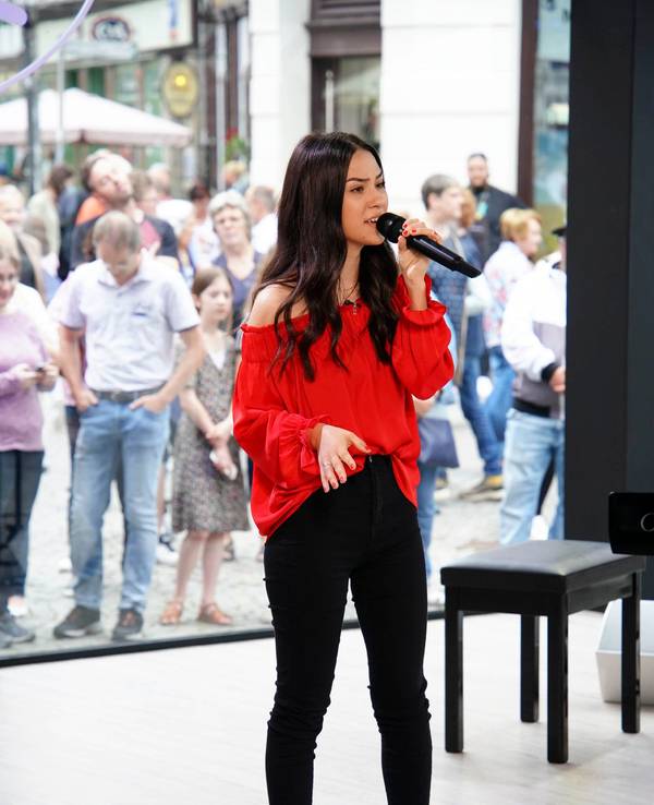 Das Foto zeigt DSDS-Kandidatin Melissa während ihres Auftritts beim Casting, wie sie mit einem Mikrofon in der Hand performt