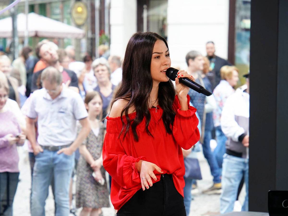 Das Foto zeigt DSDS-Kandidatin Melissa während ihres Auftritts beim Casting, wie sie mit einem Mikrofon in der Hand performt
