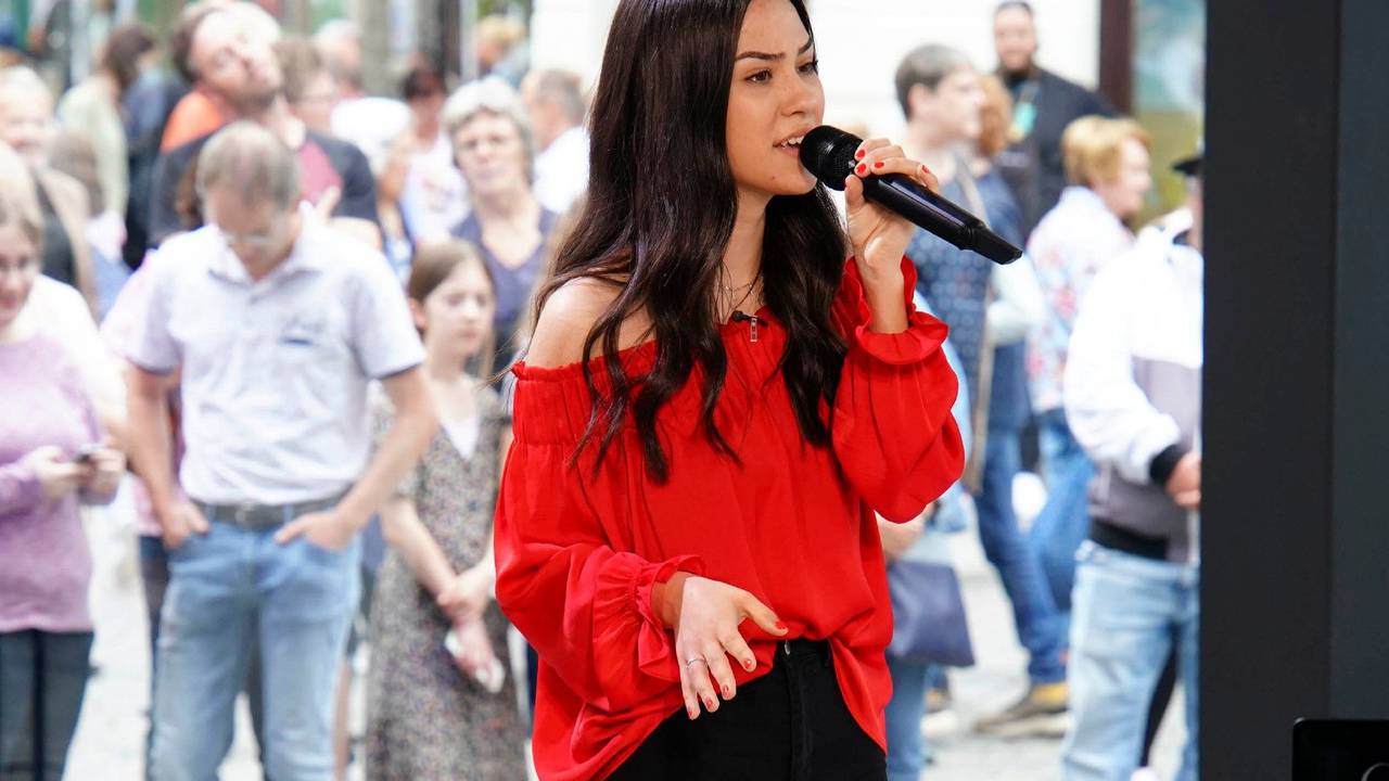 Das Foto zeigt DSDS-Kandidatin Melissa während ihres Auftritts beim Casting, wie sie mit einem Mikrofon in der Hand performt