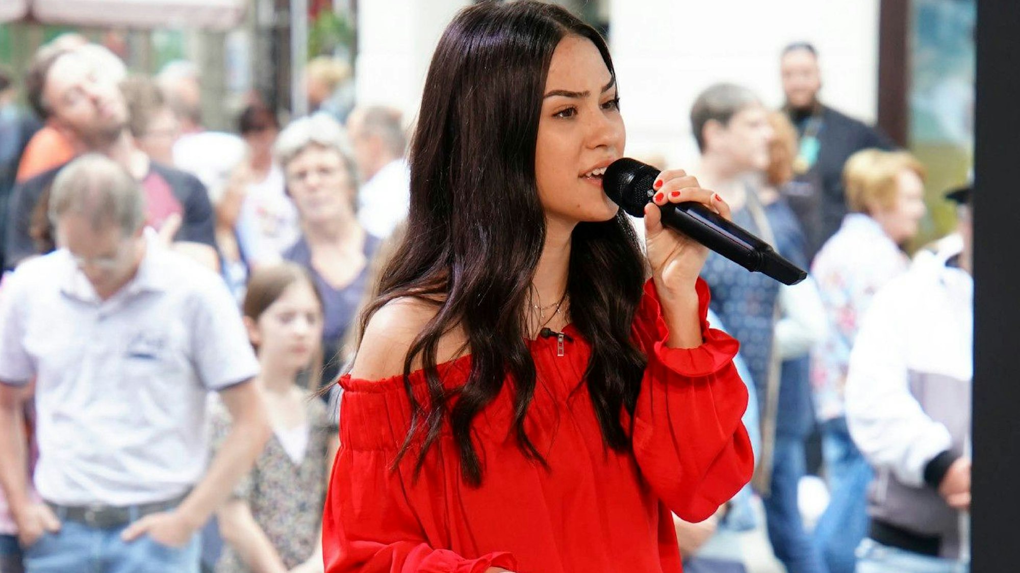 Das Foto zeigt DSDS-Kandidatin Melissa während ihres Auftritts beim Casting, wie sie mit einem Mikrofon in der Hand performt