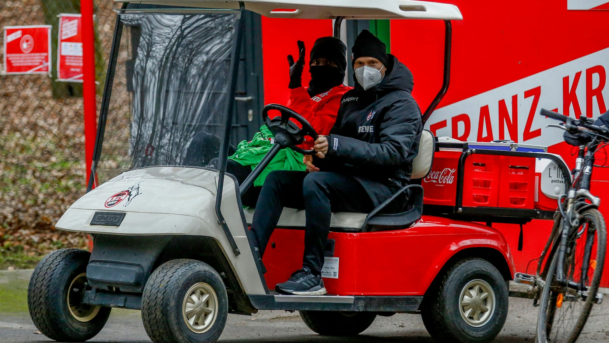 Anthony Modeste fährt vom Training in die Kabine.