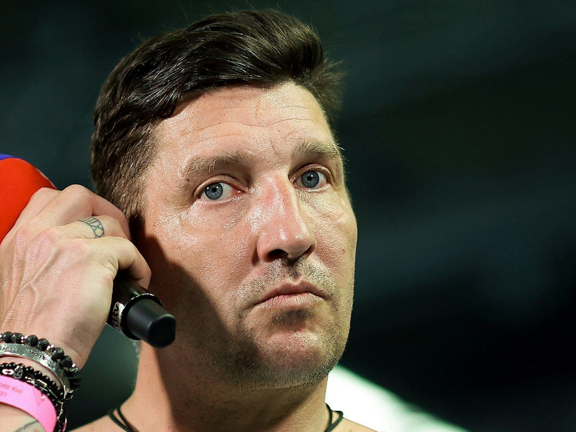 Stefan Kretzschmar, Vorstand Sport der Füchse Berlin, steht als Experte für den Pay-TV-Sender Sky am Spielfeldrand.