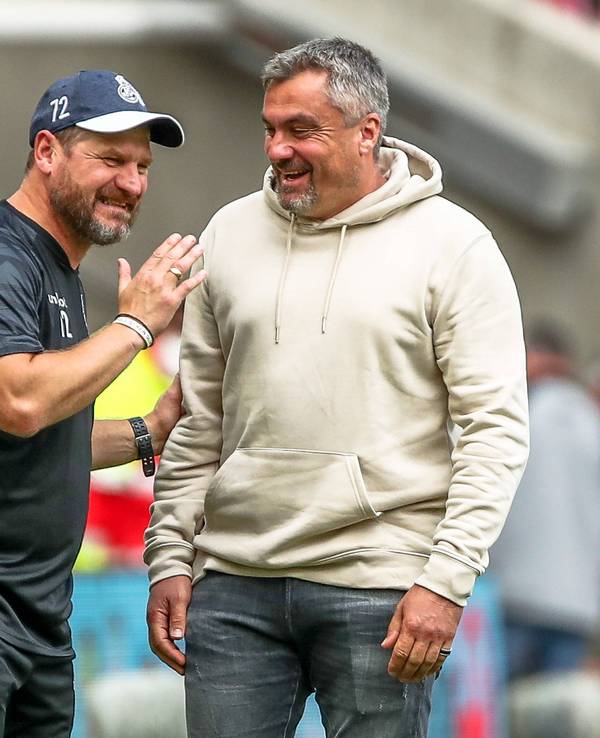 Thomas Reis und Steffen Baumgart sprechen im Rhein-Energie-Stadion.