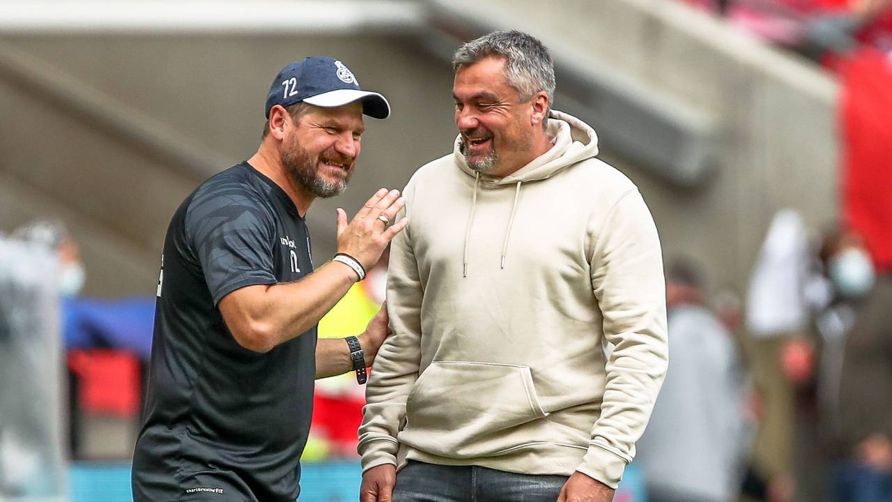 Thomas Reis und Steffen Baumgart sprechen im Rhein-Energie-Stadion.