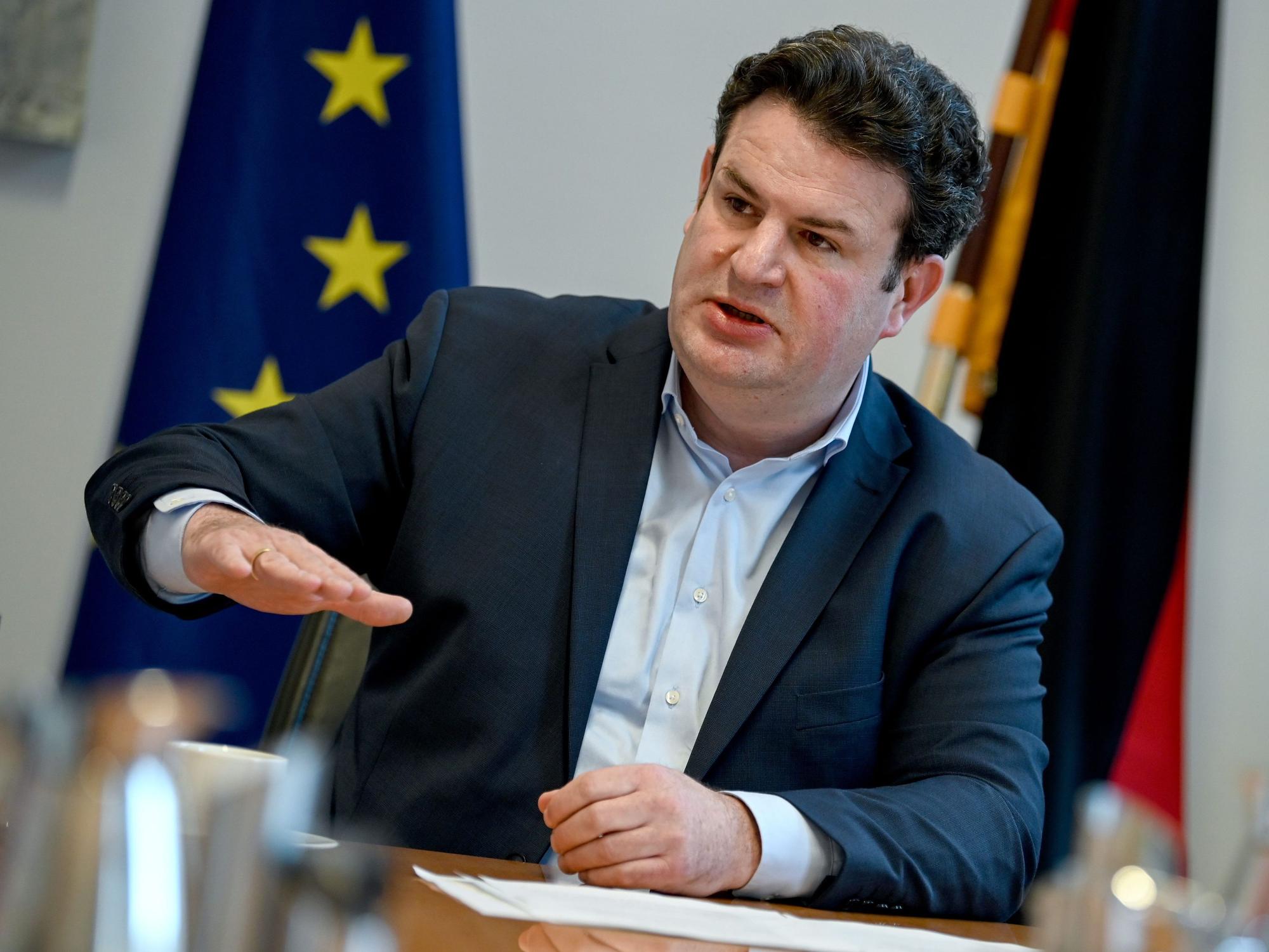 Hubertus Heil (SPD), Bundesminister für Arbeit und Soziales, spricht im Bundesministerium für Arbeit und Soziales (BMAS). Symbolbild vom 6. Januar 2022.