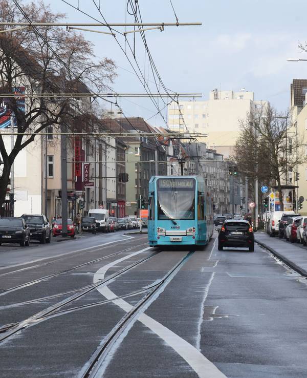 KVB-Bahn auf der Neusser Straße in Köln.