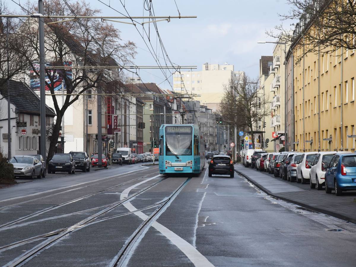 KVB-Bahn auf der Neusser Straße in Köln.