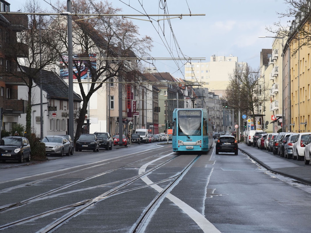 KVB-Bahn auf der Neusser Straße in Köln.