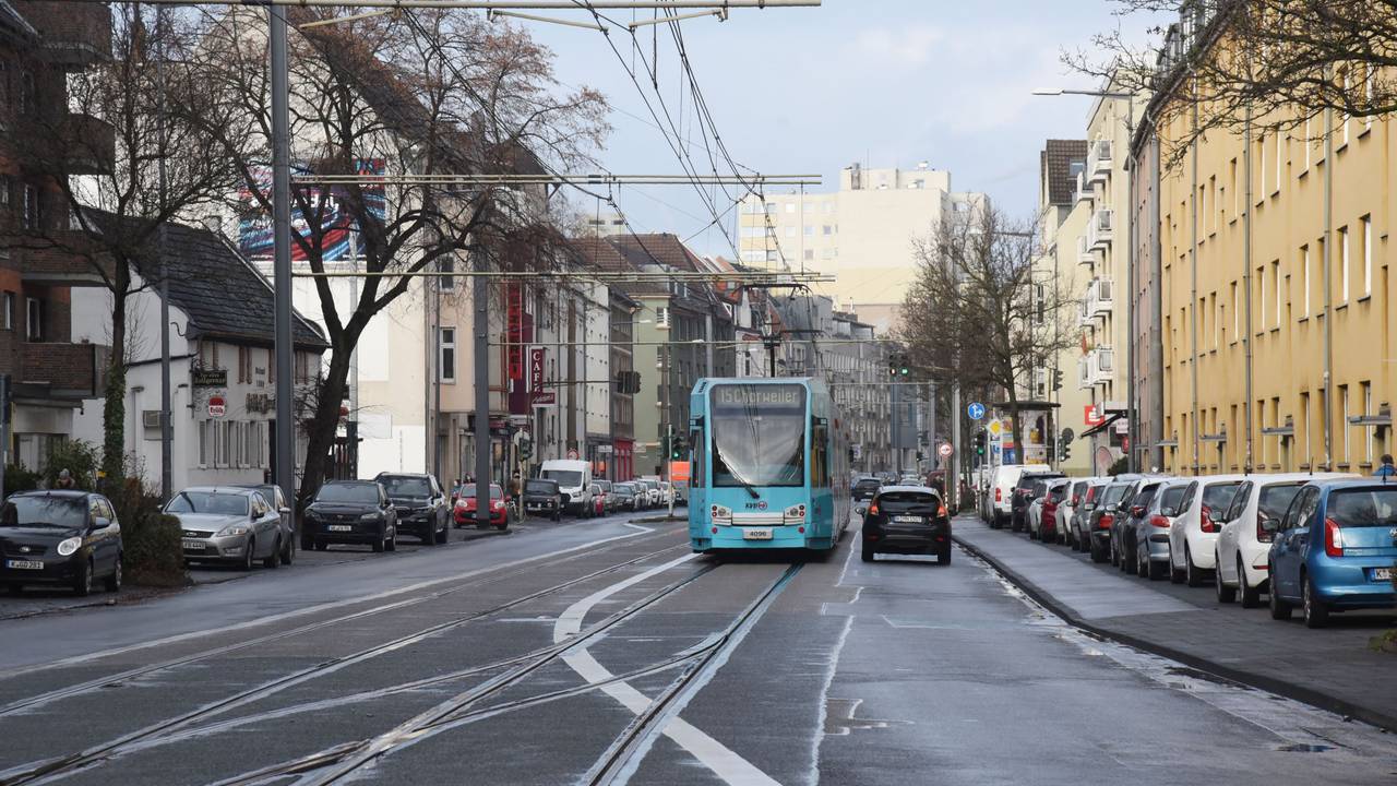 KVB-Bahn auf der Neusser Straße in Köln.
