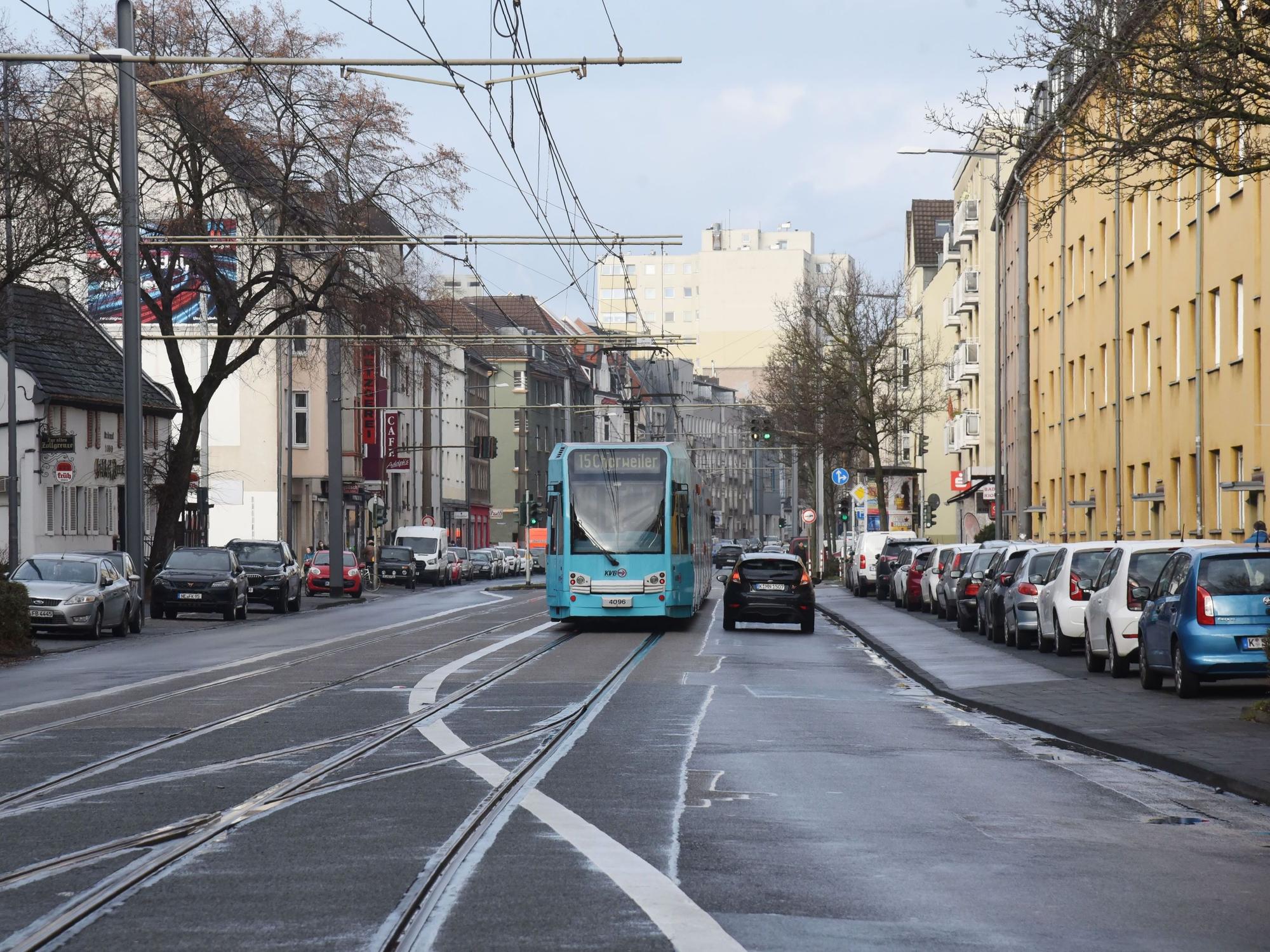 KVB-Bahn auf der Neusser Straße in Köln.