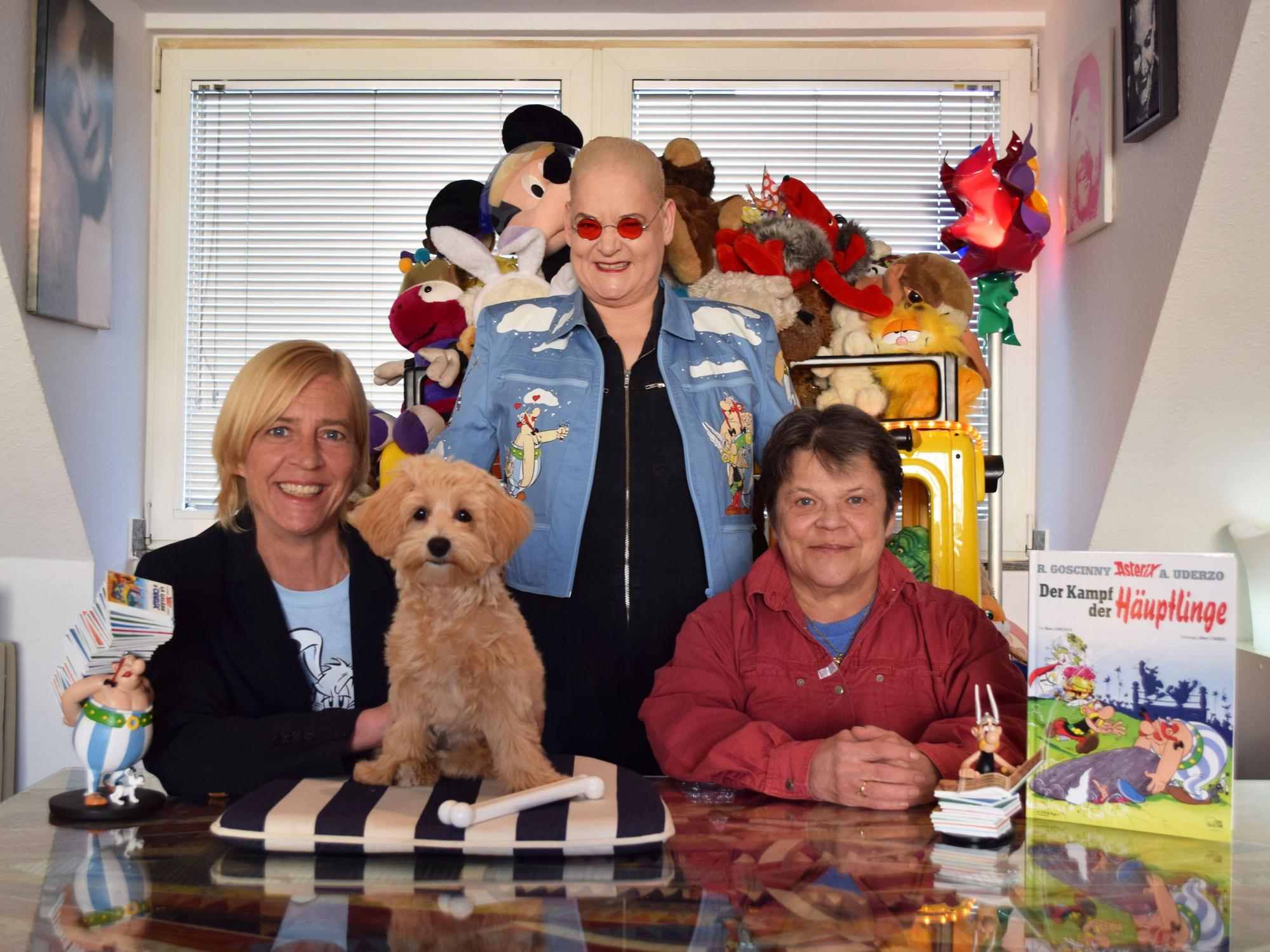 Entertainerin Hella von Sinnen (m.) hat zusammen mit den beiden Autorinnen Cornelia Scheel (l.) und Vera Kettenbach (r.) ihr zweites Asterix und Obelix-Buch auf kölsch veröffentlicht.