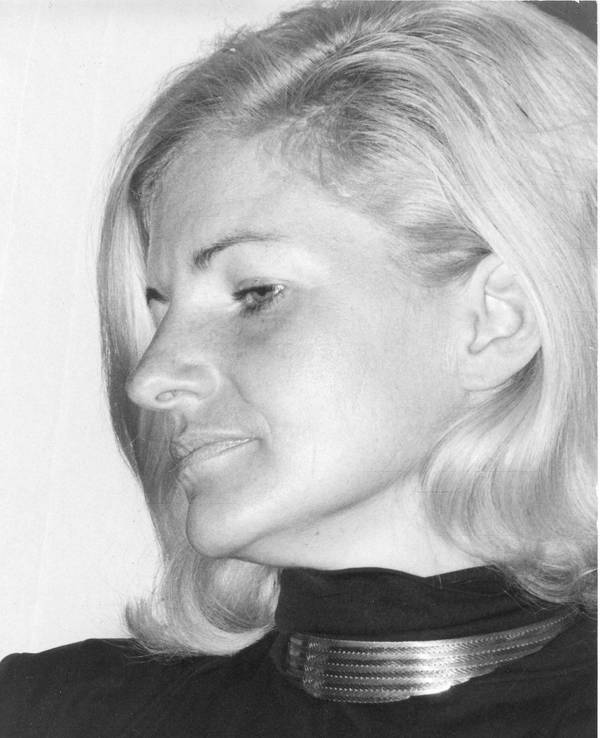 Seitenportrait von Tina Farina