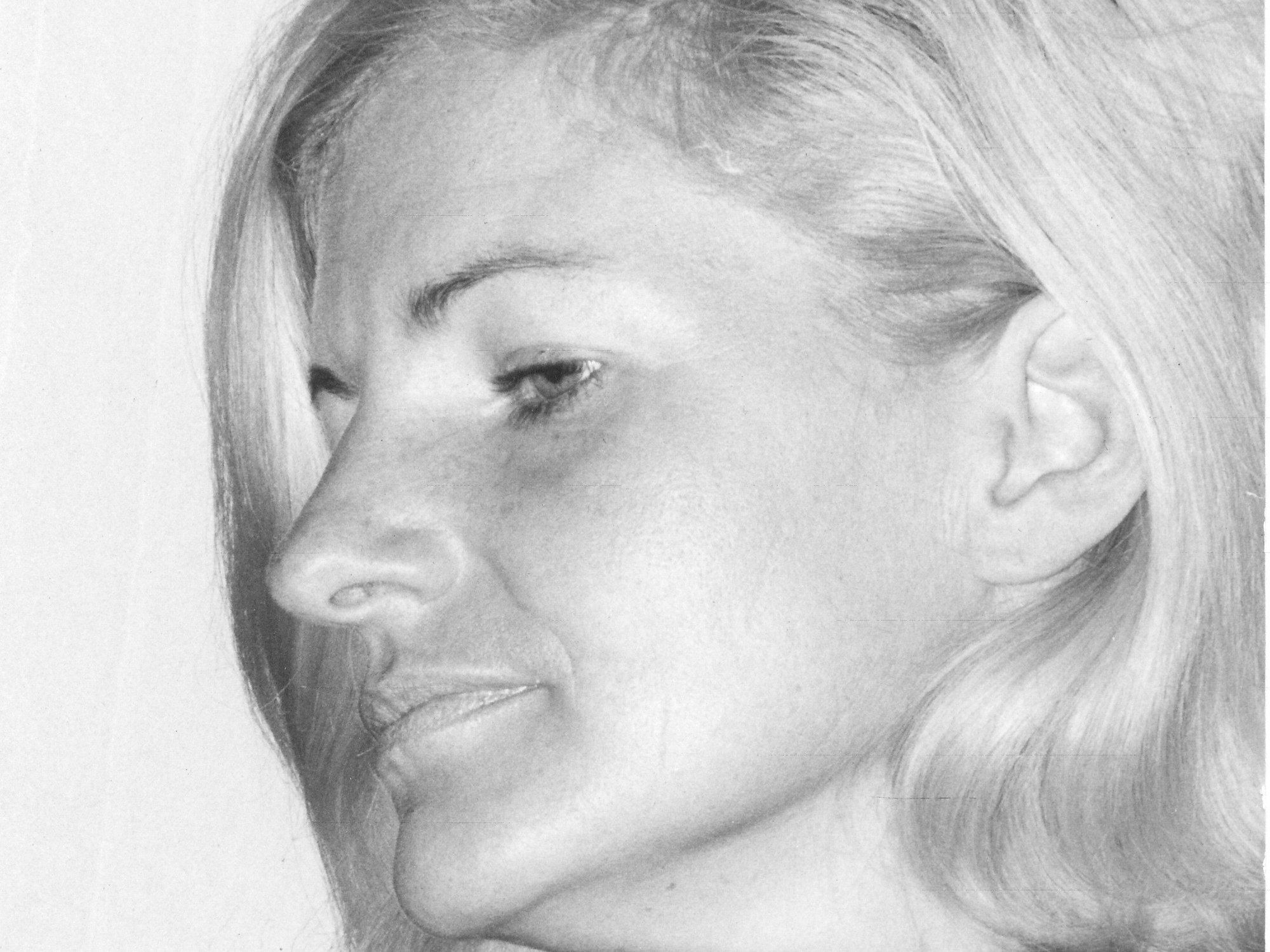 Seitenportrait von Tina Farina