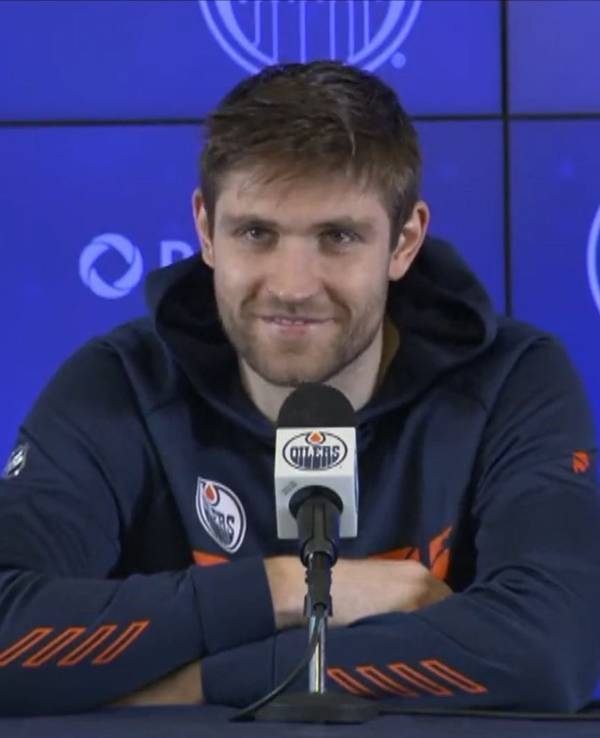 Leon Draisaitl sitzt bei einer Pressekonferenz der Edmonton Oilers.