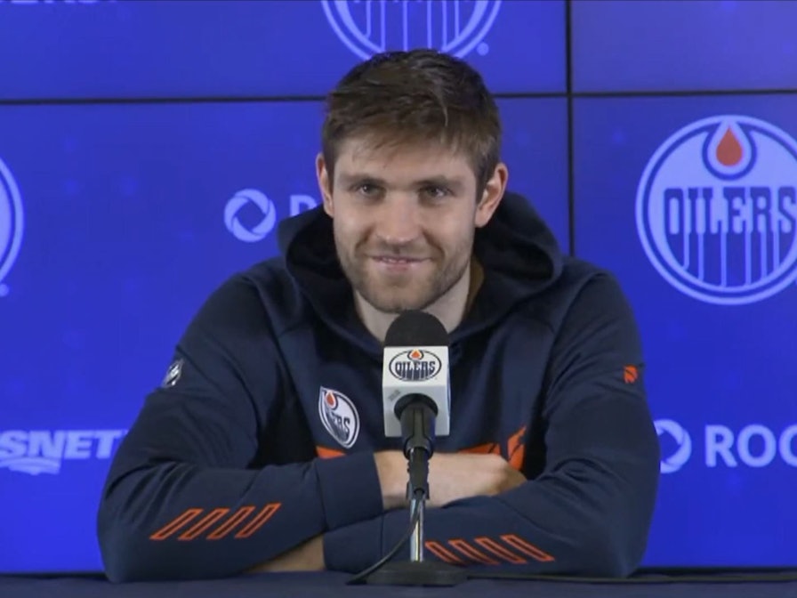 Leon Draisaitl sitzt bei einer Pressekonferenz der Edmonton Oilers.