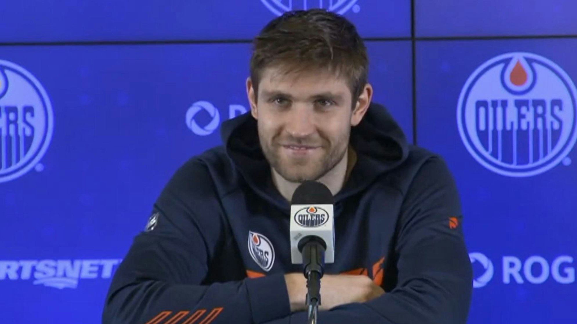 Leon Draisaitl sitzt bei einer Pressekonferenz der Edmonton Oilers.