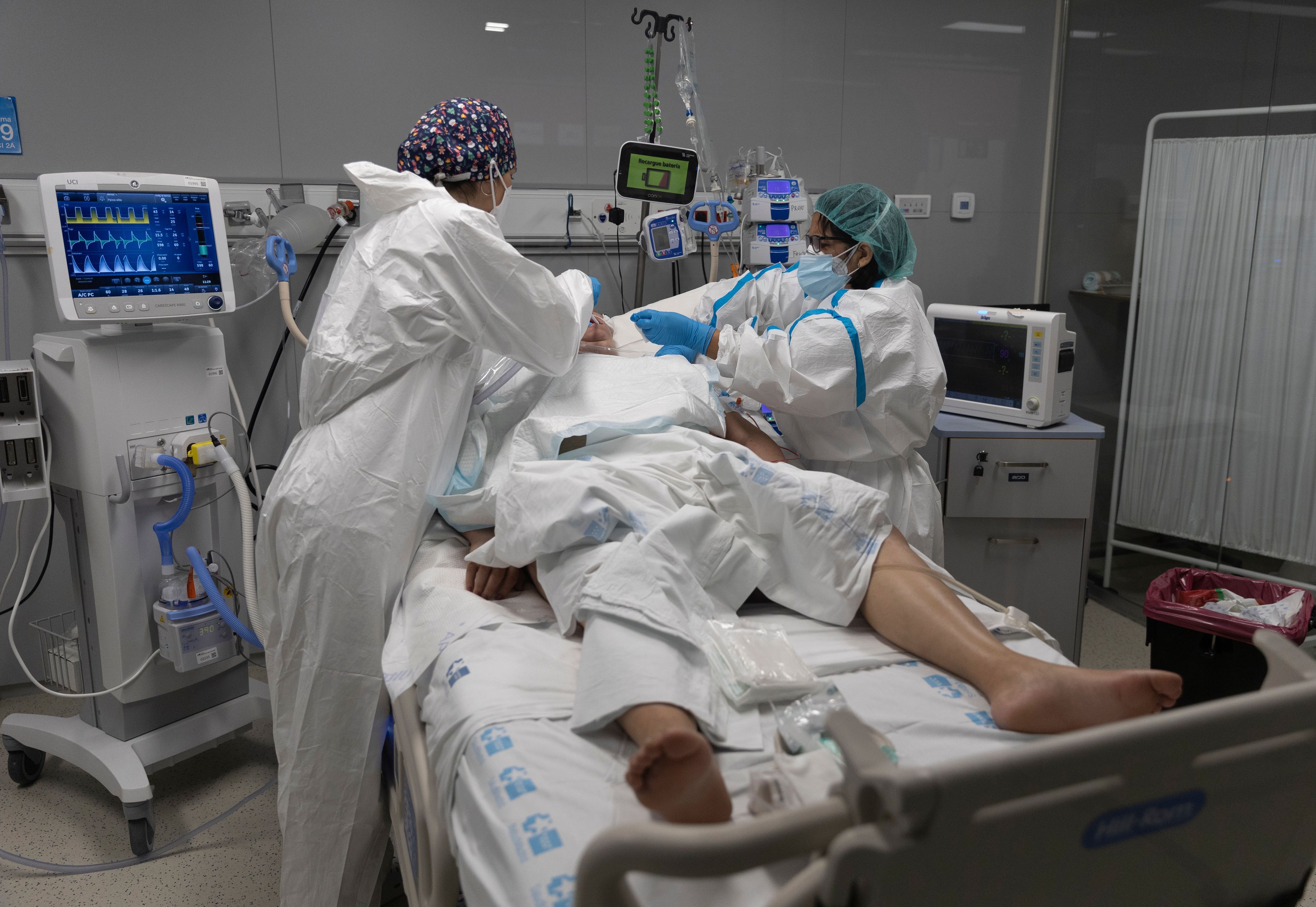 Mitarbeiter des Gesundheitswesens behandeln einen Patienten, der in die Intensivstation des Krankenhauses Isabel Zendal in Madrid eingeliefert wurde. Symbolbild vom 13. Januar 2022.
