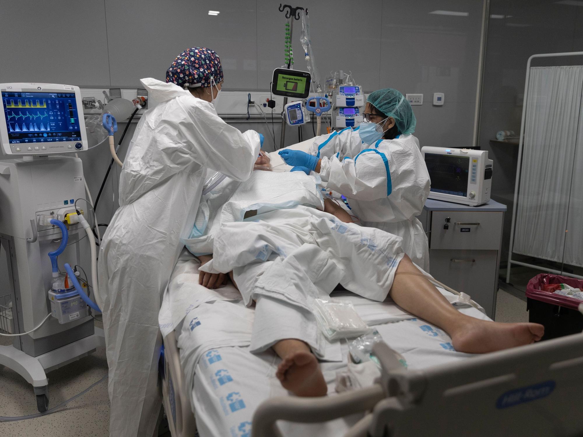 Mitarbeiter des Gesundheitswesens behandeln einen Patienten, der in die Intensivstation des Krankenhauses Isabel Zendal in Madrid eingeliefert wurde. Symbolbild vom 13. Januar 2022.