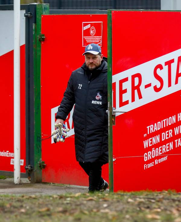 Steffen Baumgart kommt vom Abschlusstraining des 1. FC Köln.