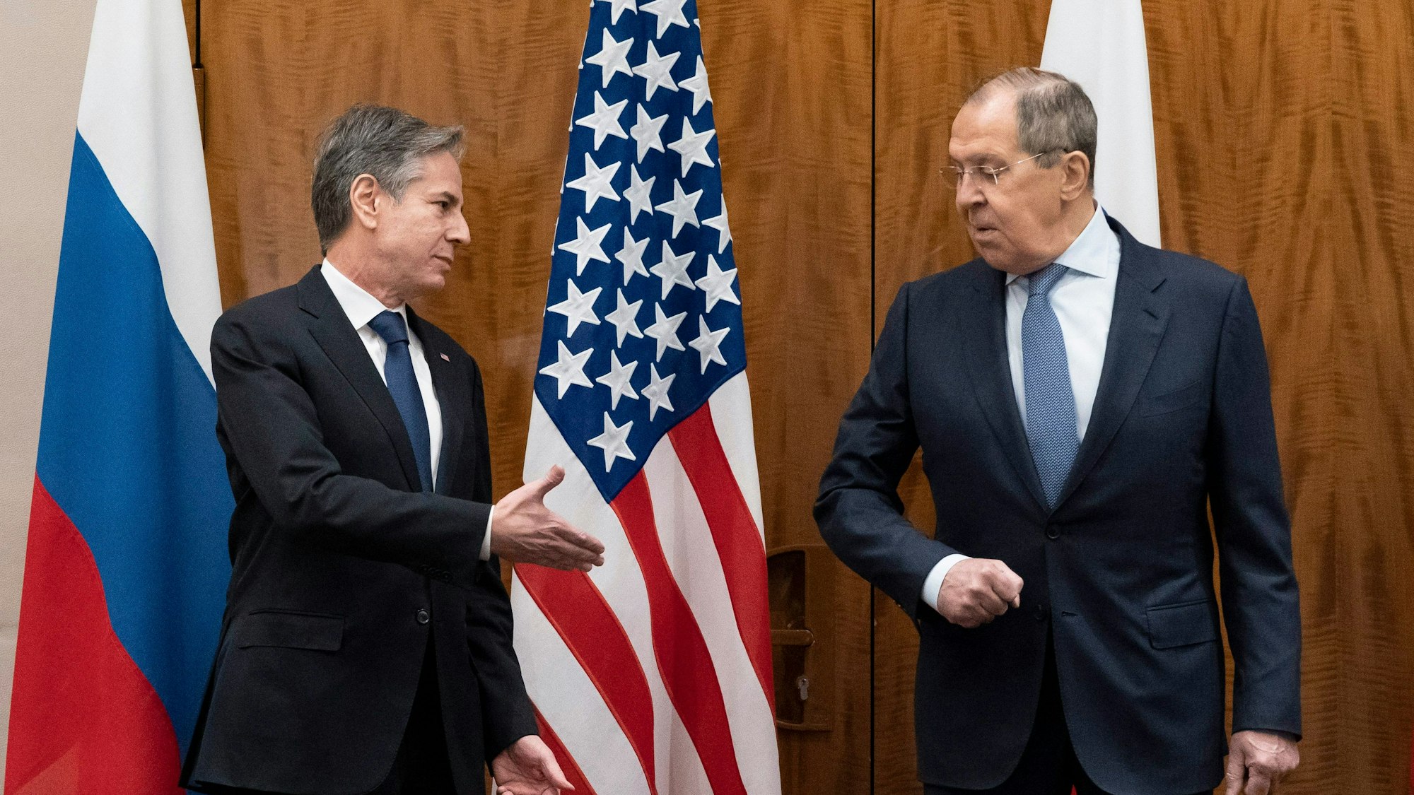 Inmitten schwerer Spannungen um die Ukraine haben US-Außenminister Blinken und sein russischer Kollege Lawrow ein klärendes Krisengespräch am Genfersee geführt.