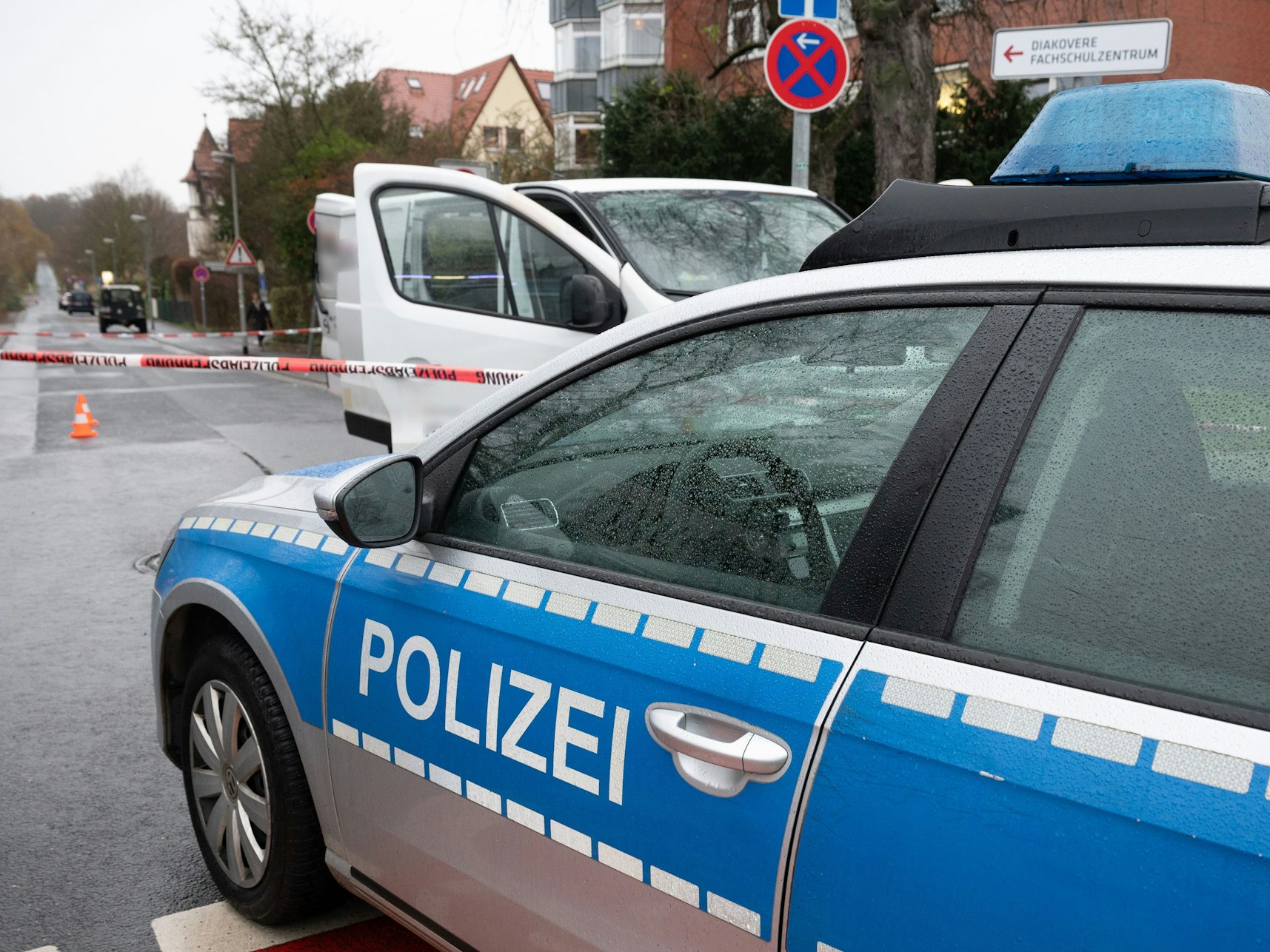 Ein von der Polizei gestoppter Kleintransporter steht an einer Kreuzung. Foto von der dpa