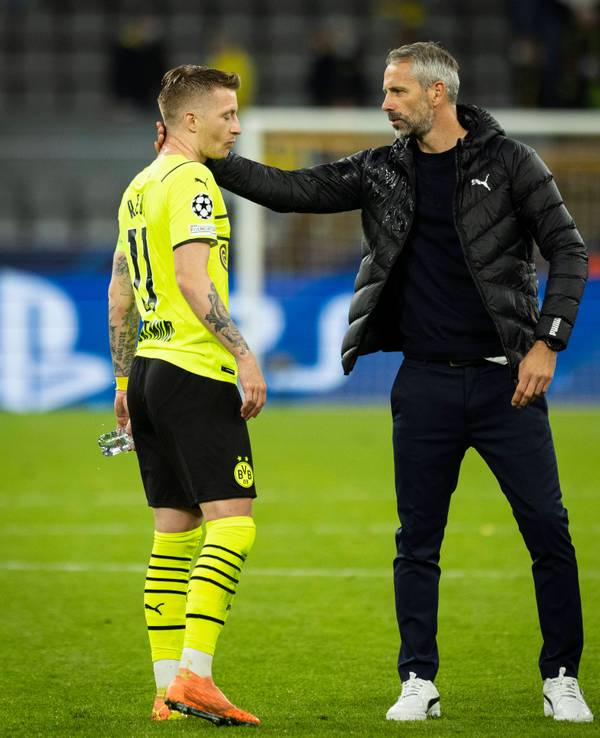 Marco Rose legt seine Hand an Marco Reus' Nacken.