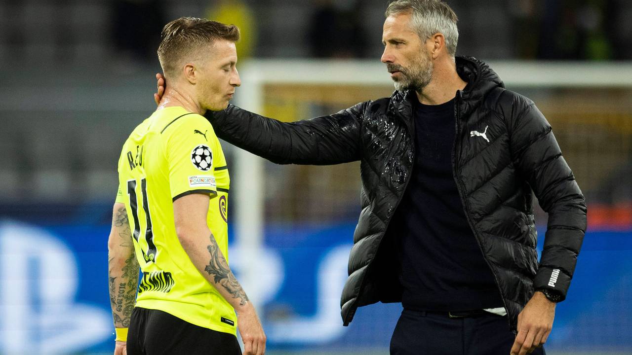 Marco Rose legt seine Hand an Marco Reus' Nacken.