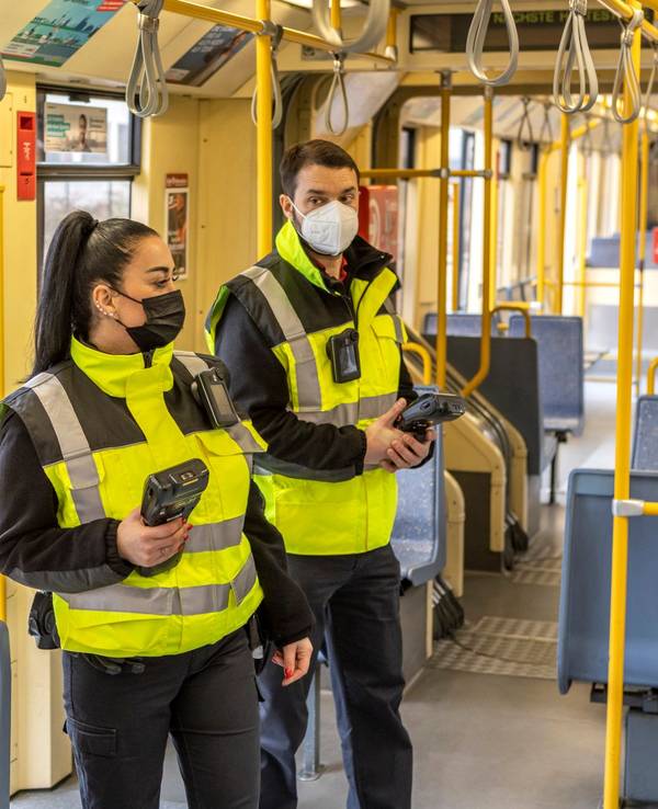 Die KVB startet am 24. Januar ein einjähriges Pilotprojekt mit Bodycams für die Mitarbeiter. Die Fotos wurden von der KVB selbst an die Öffentlichkeit gegeben.
