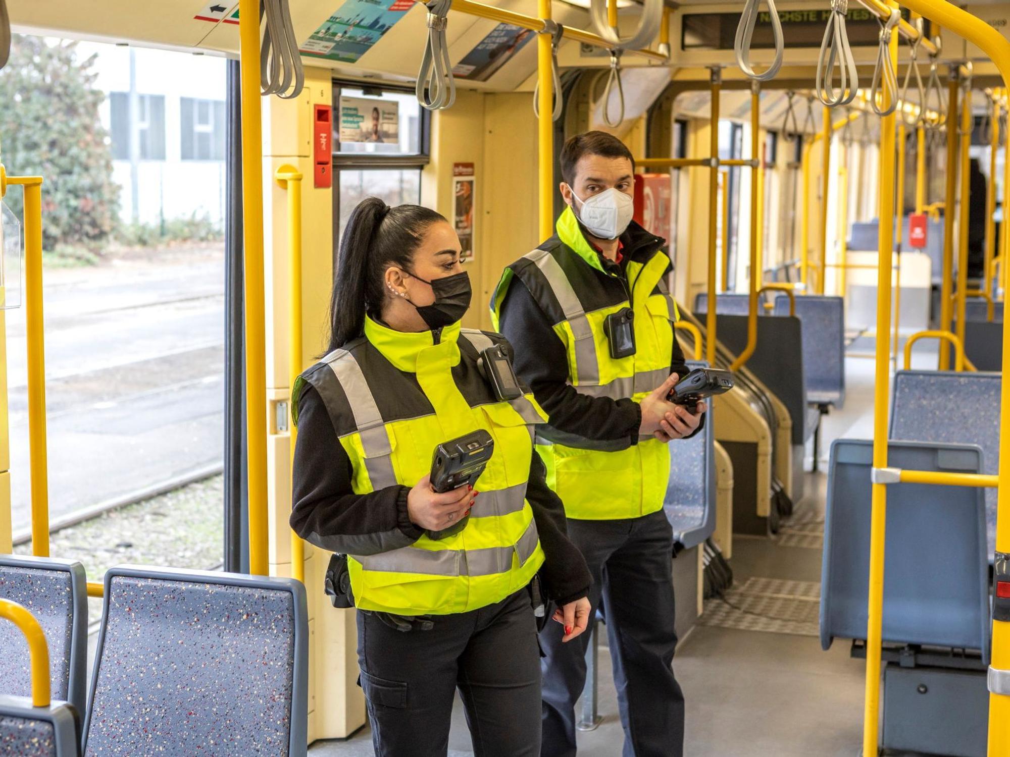 Die KVB startet am 24. Januar ein einjähriges Pilotprojekt mit Bodycams für die Mitarbeiter. Die Fotos wurden von der KVB selbst an die Öffentlichkeit gegeben.