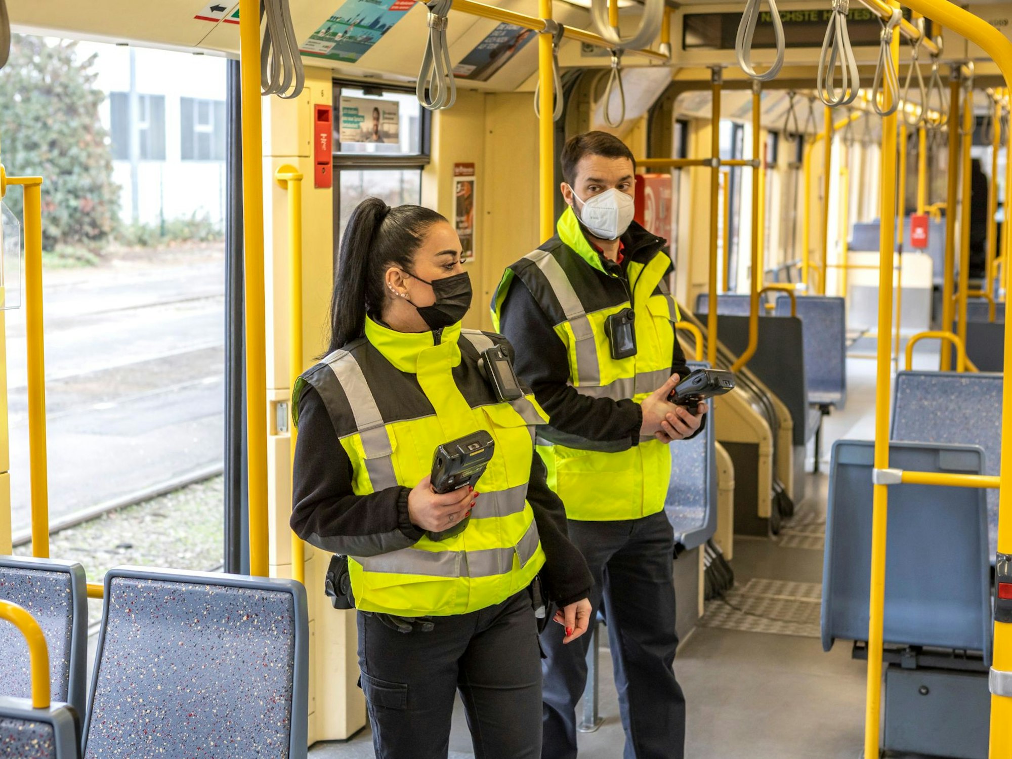 Die KVB startet am 24. Januar ein einjähriges Pilotprojekt mit Bodycams für die Mitarbeiter. Die Fotos wurden von der KVB selbst an die Öffentlichkeit gegeben.
