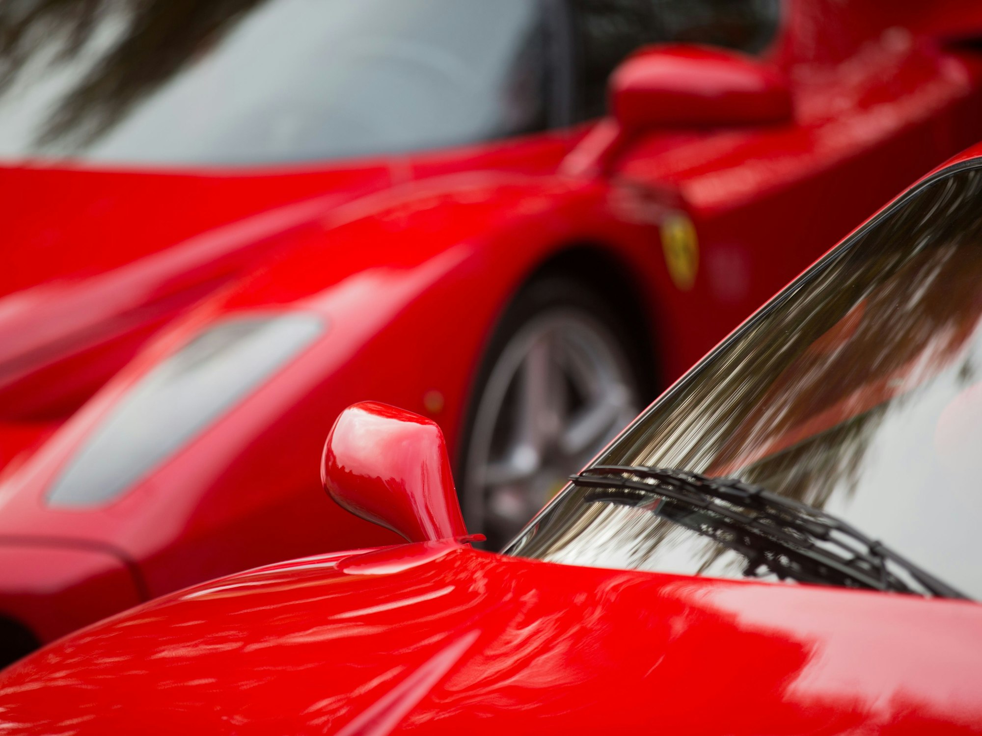 Ein Ferrari Enzo (hinten) und ein Ferrari F40 bei einer Autoshow in Essen 2016 (Symbolfoto).