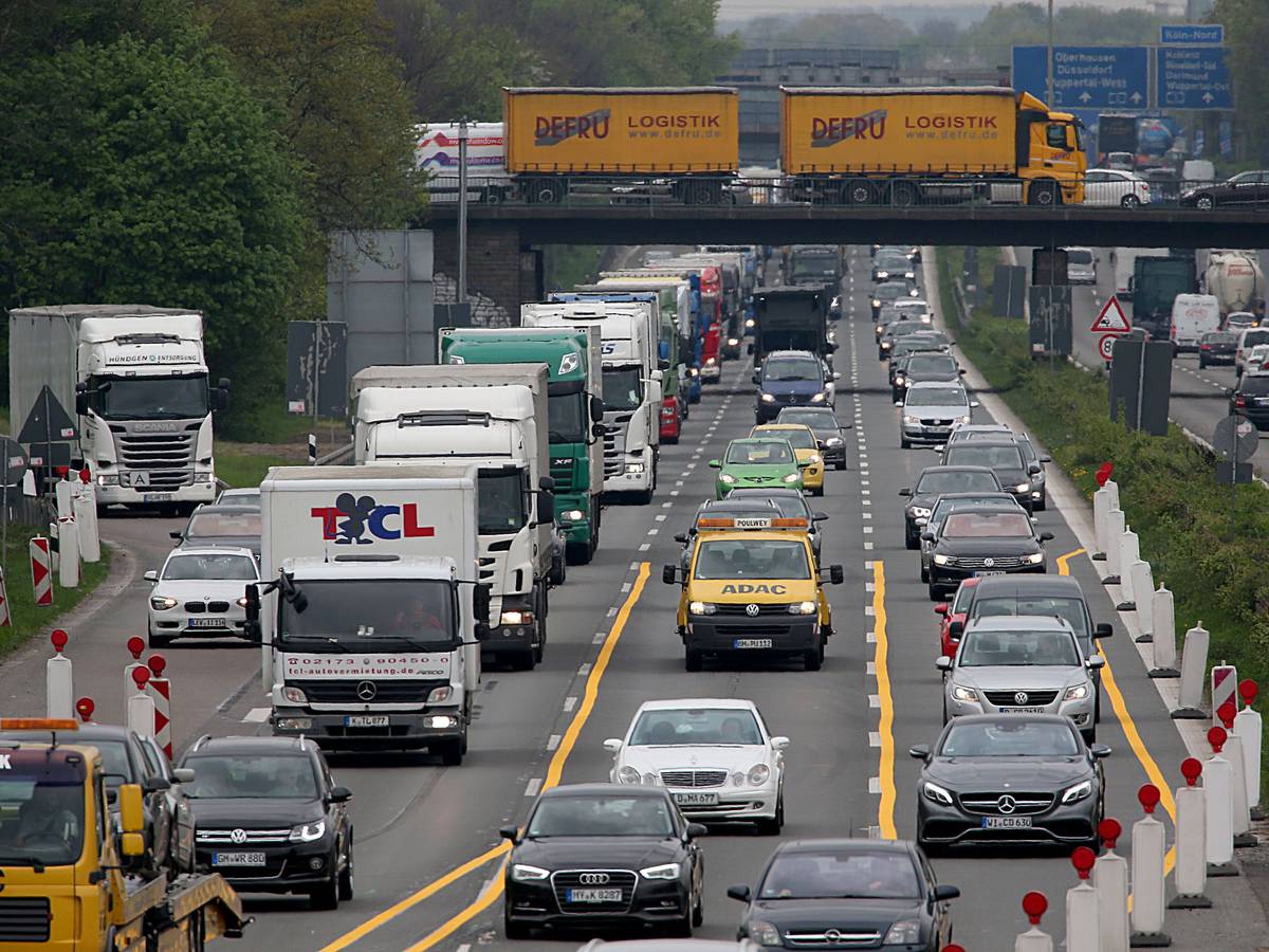 Kraftfahrzeuge stehen am 10.04.2017 in Köln auf der A3 auf dem Kölner Ring an einer Baustelle im Stau.