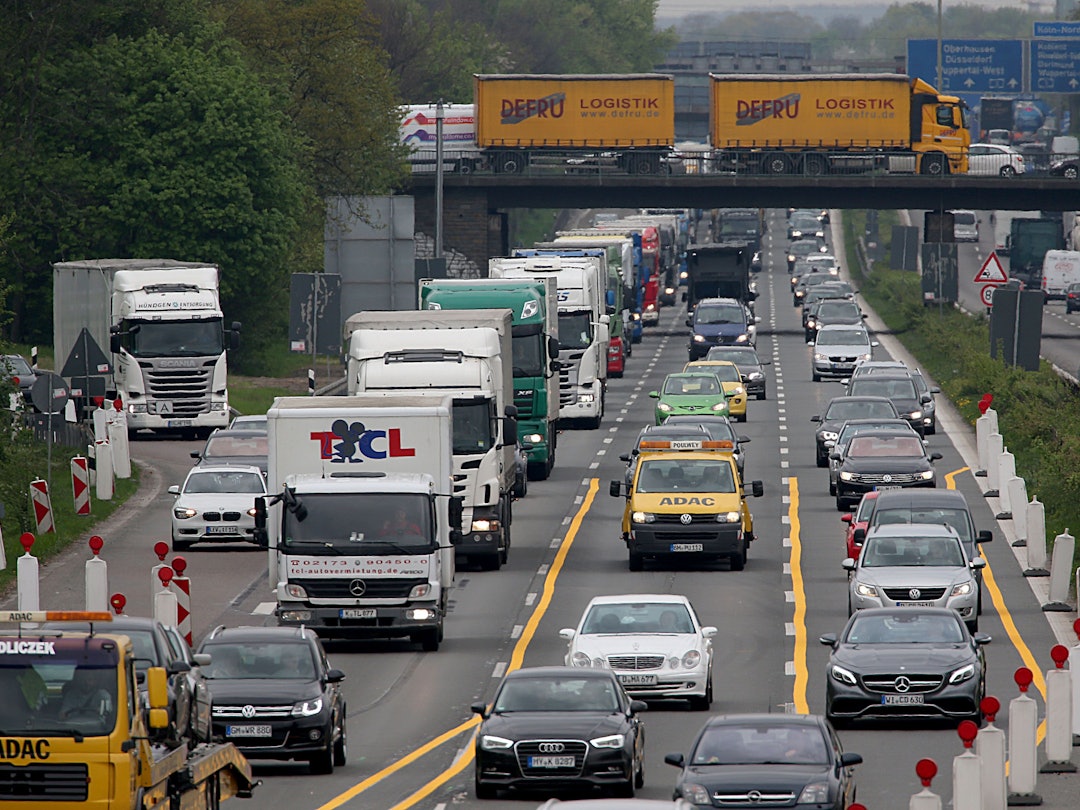 Kraftfahrzeuge stehen am 10.04.2017 in Köln auf der A3 auf dem Kölner Ring an einer Baustelle im Stau.