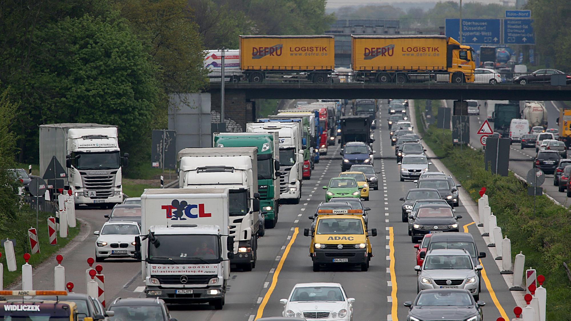 Kraftfahrzeuge stehen am 10.04.2017 in Köln auf der A3 auf dem Kölner Ring an einer Baustelle im Stau.